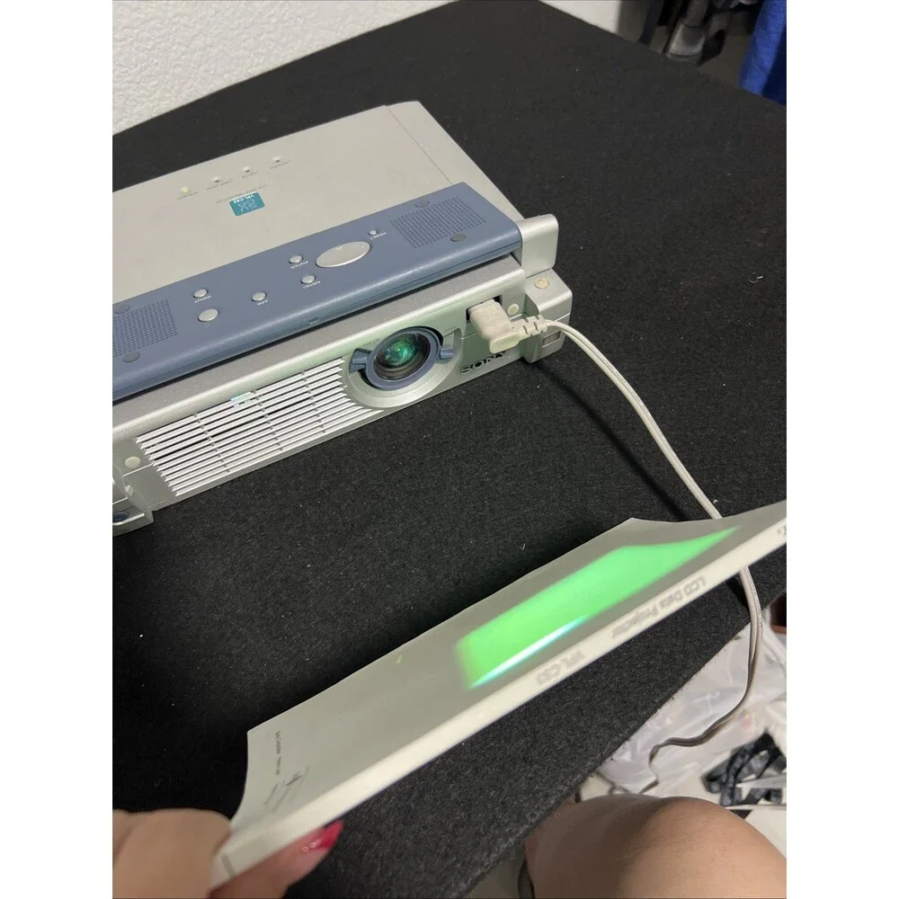 Sony VPL-CS3 LCD Data Projector + Wires & Carrying Case Tested